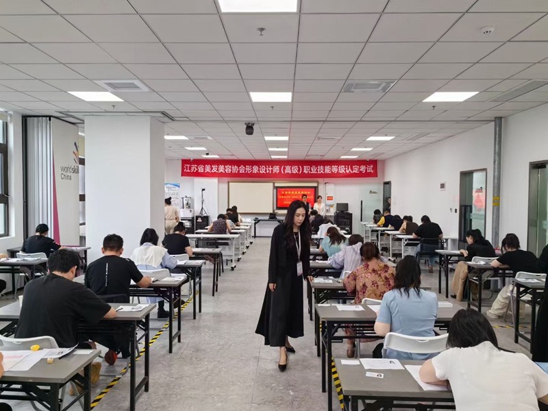 高级（三级）形象设计师技能等级证书考核在我校举行