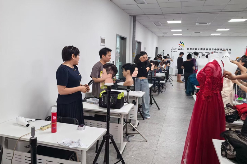 高级（三级）形象设计师技能等级证书考核在我校举行