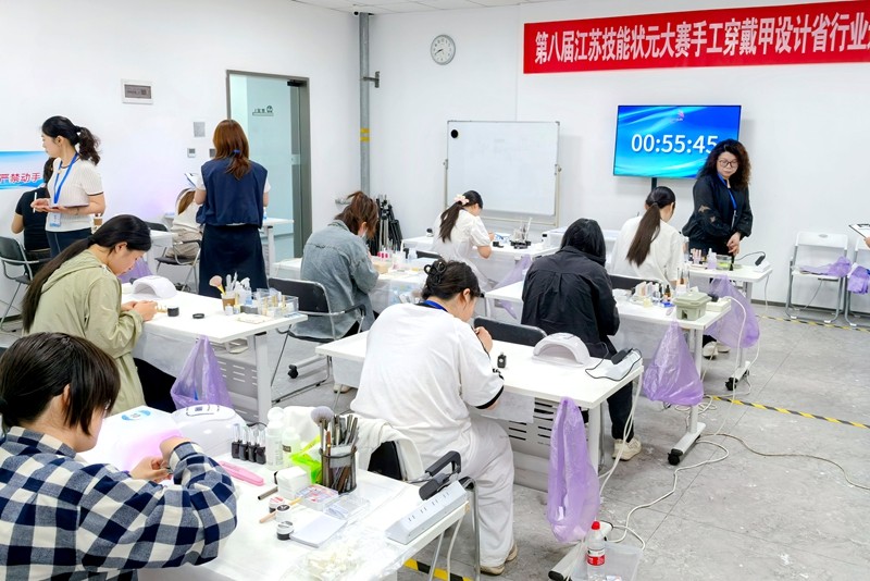 第八届江苏省技能状元大赛手工穿戴甲赛项省行业选拔赛在我校圆满结束